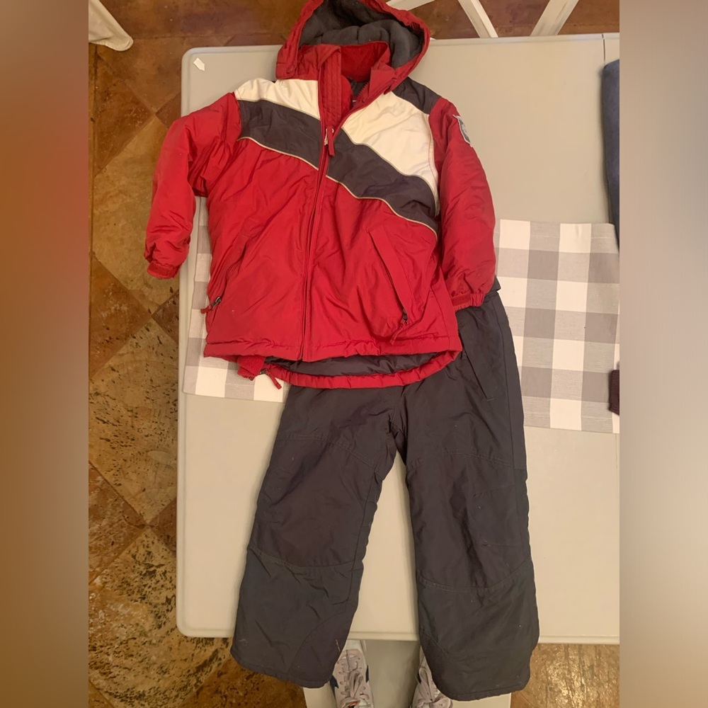 The Children’s Place boys ski jacket and pants size small (5/6)